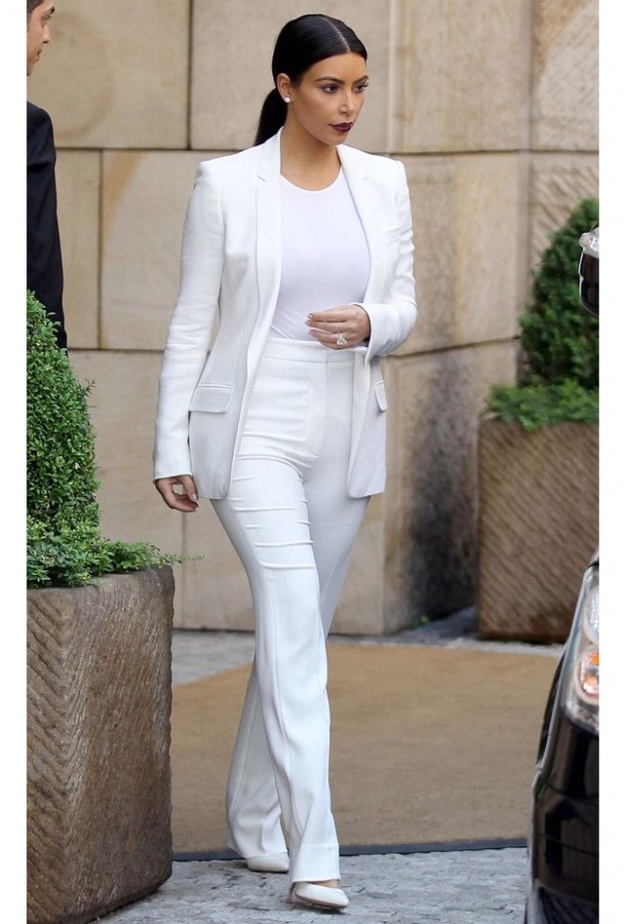  بدلة رسمية أنيقة باللون الأبيض اعتمدتها كيم كارداشيان