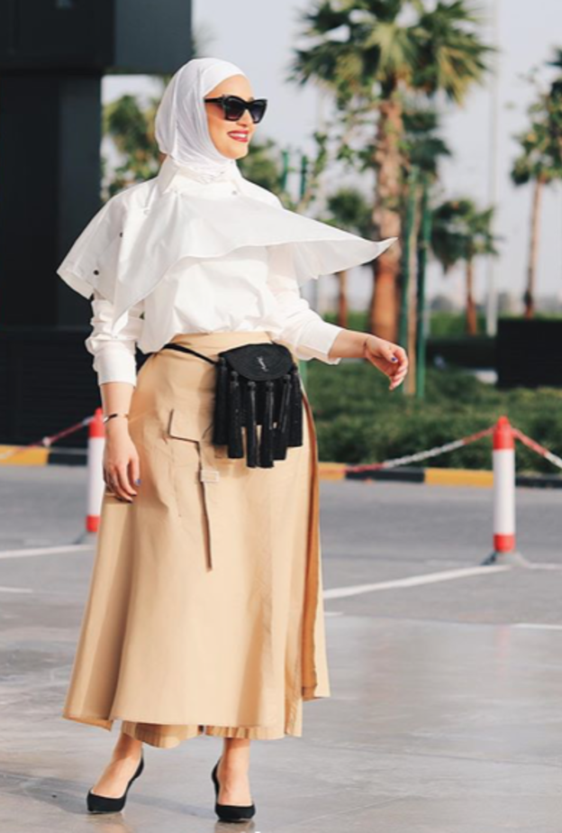 التوب الأبيض العصري والملفت باطلالة شبابية مع التنورة و حقيبة الخصر