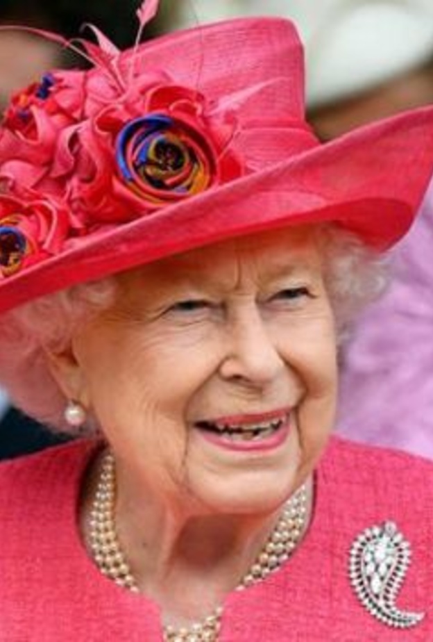 ملكة بريطانيا ستواصل عملها عن بعد