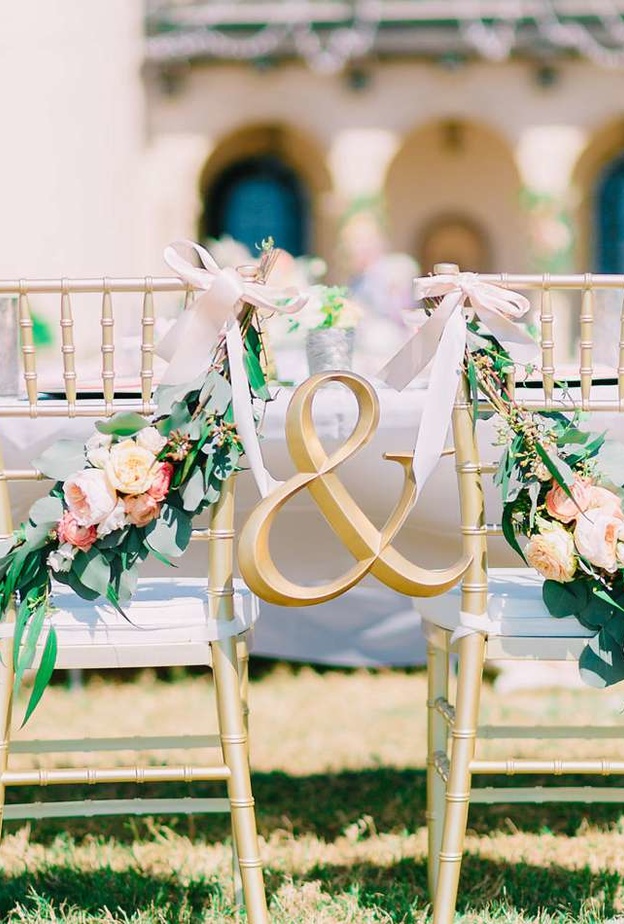 افكار لزينة كراسي الافراح مع بعض الاكسسوارات التي تعبّر عن الارتباط