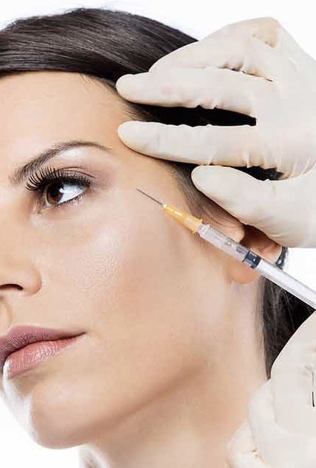 تساعد حقن الفيلر على علاج فقدان الحجم تحت العين وملء الفراغ وتعديل شكل التجاويف