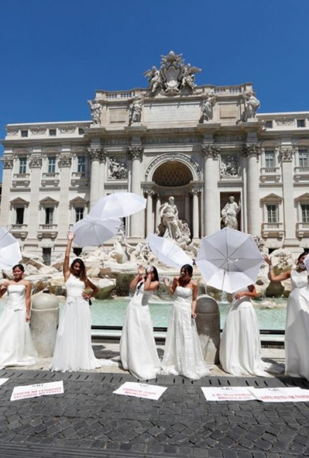  عرائس ابطاليا يتظاهرن ضد كورونا بفساتين الزفاف