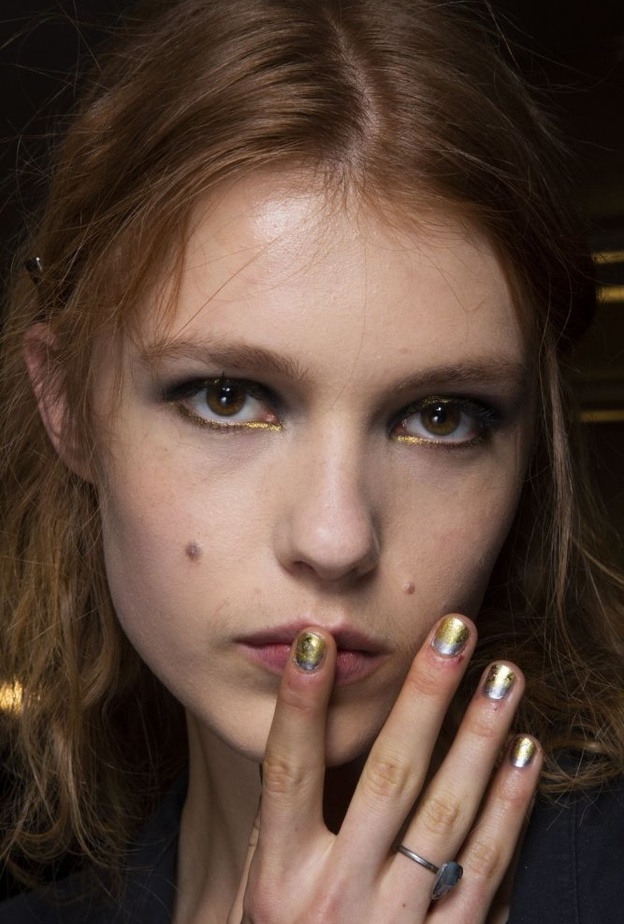 افضل الوان المناكير بلوني الذهبي والفضي من Nicole Miller