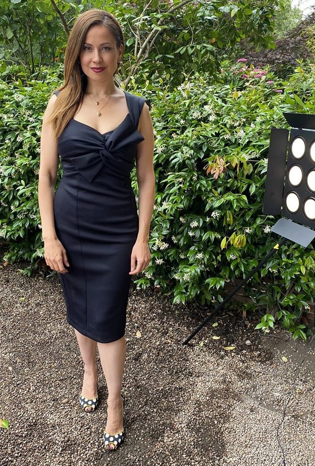  تألقت ريا بفستان أسود ميدي ضيق أظهرها رشاقتها