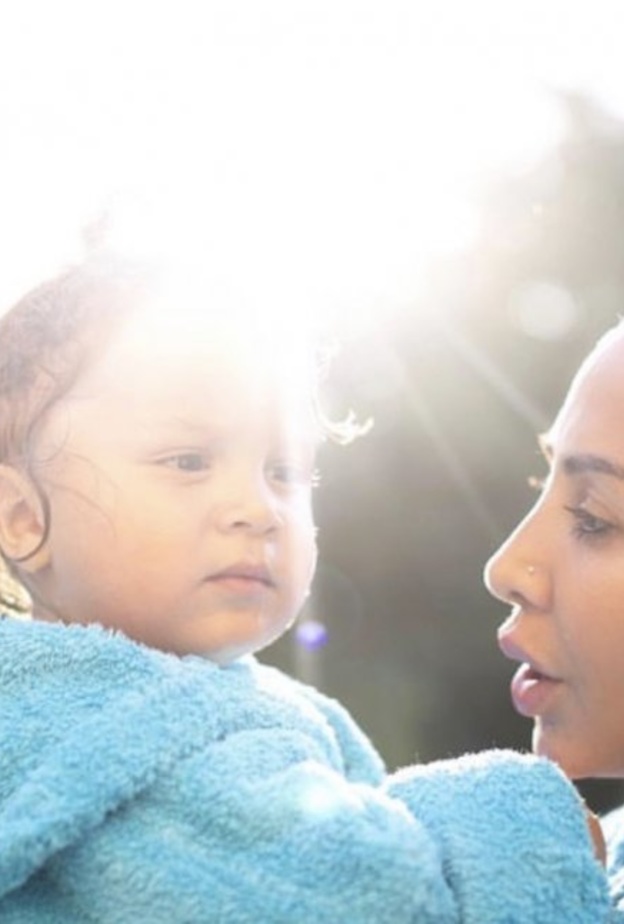 جويل مردينيان تكشف عن وجه ابنها ناثان لأول مرة