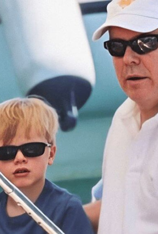 أحدث صور أمير موناكو وأسرته في عطلتهم الصيفية
