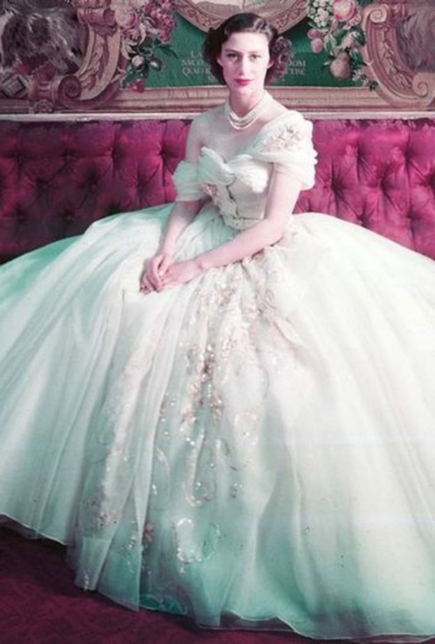 معارض أزياء ظهرت فيها فساتين سيدات القصر الملكي البريطاني 