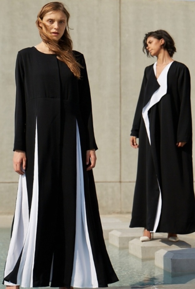 اعتمدي العبايات بأسلوب راقي باللونين الأبيض والأسود بتصاميم علامة Serrb