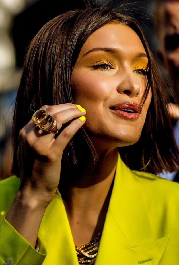  بيلا حديد بمكياج وأظافر باللون الأصفر