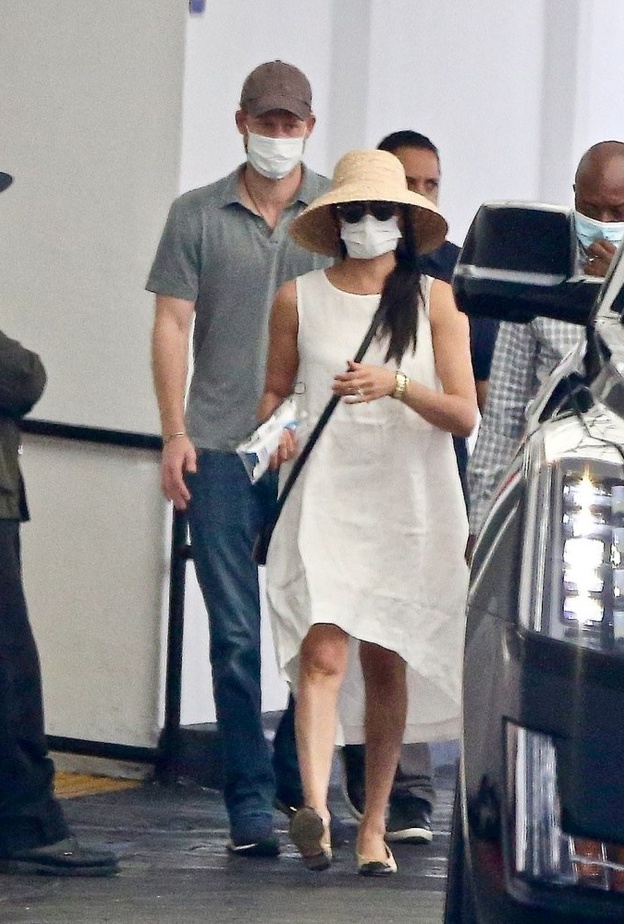  أكملت ميغان اللوك بحقيبة كروس باللون الأسود