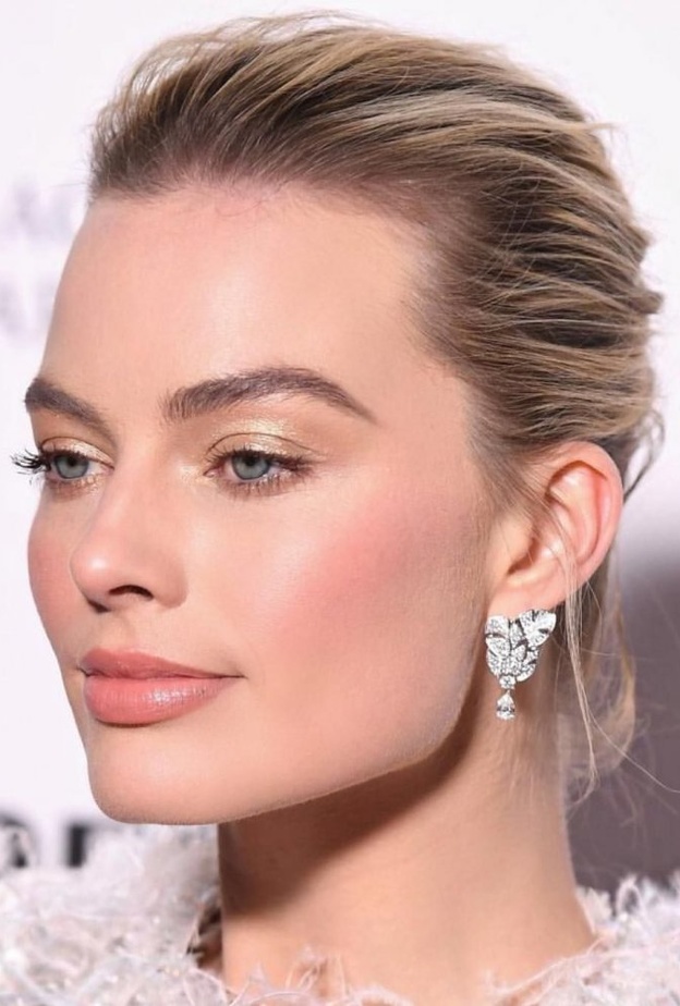 طريقة عمل مكياج طبيعي ناعم من وحي اطلالات مارغوت روبي