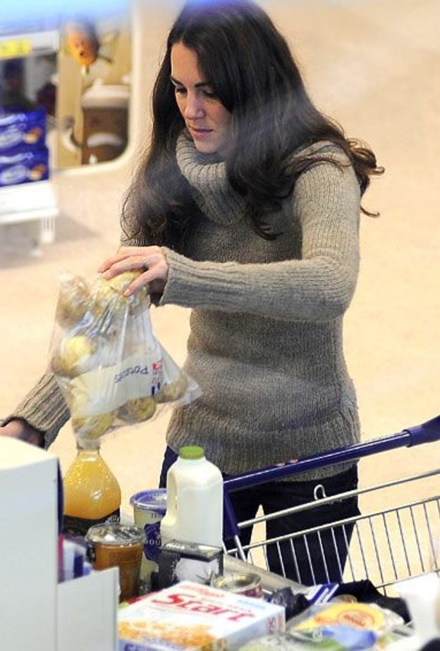 بالصور.. أفراد العائلة المالكة البريطانية يتسوقون في المتجر "السوبر ماركت" 