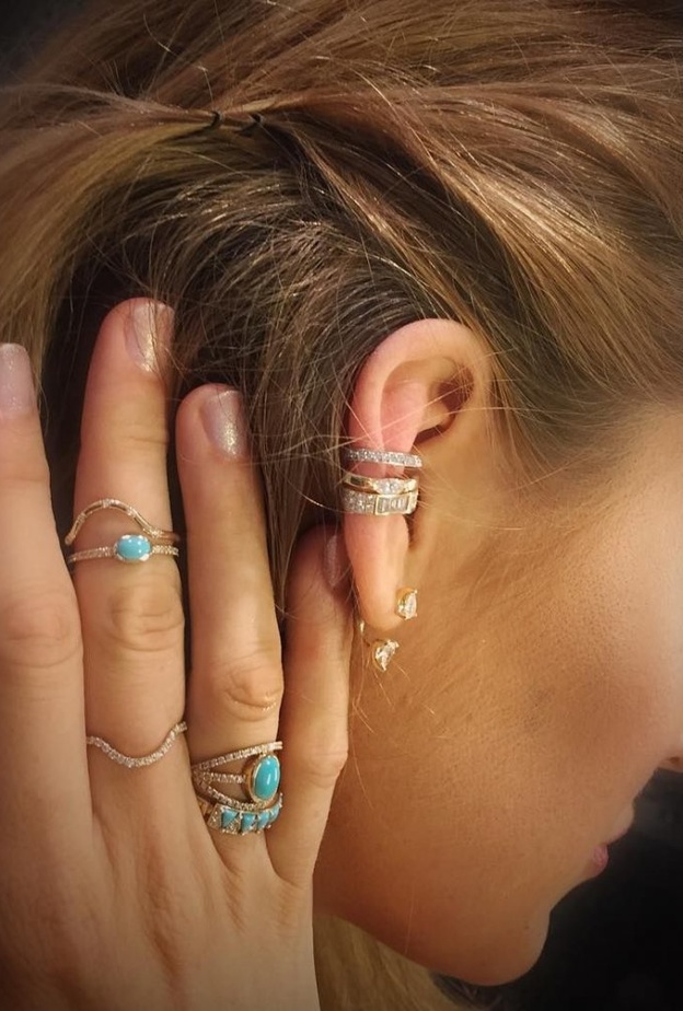  بليك ليفلي تتبع ستايل تكديس المجوهرات