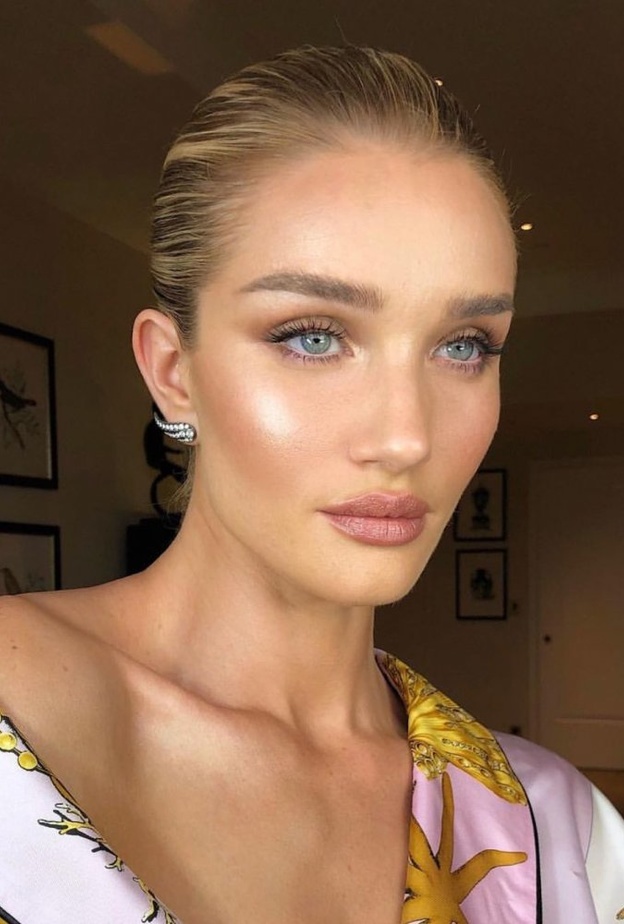 Rosie Huntington Whiteley بمكياج صيفي مشرق