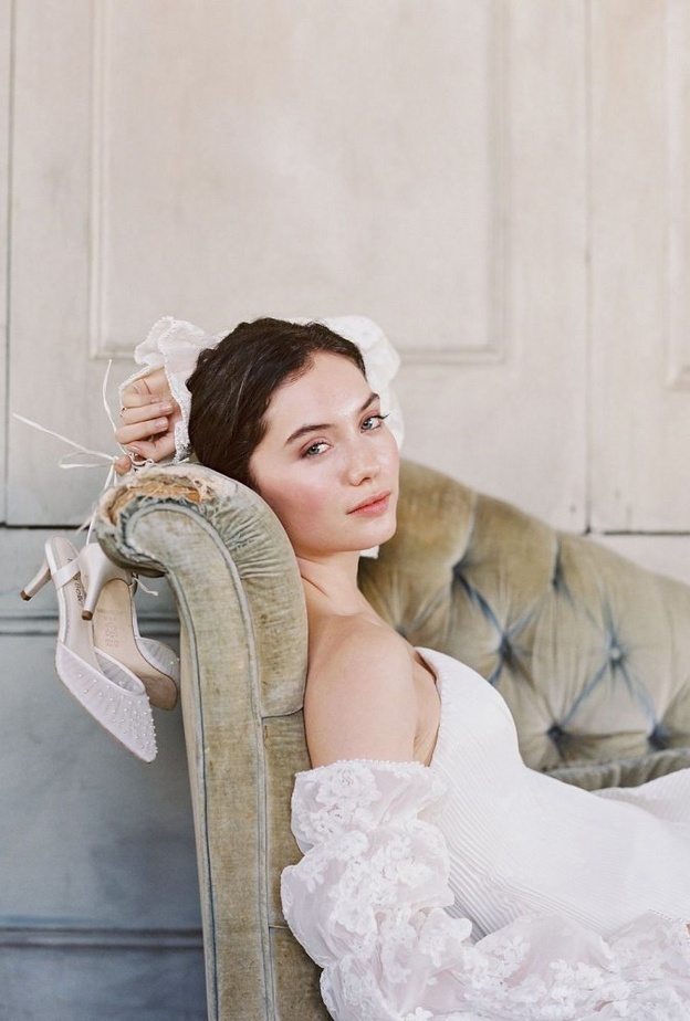 خذي صور مثيرة و جذابة لك مع حذاء الزفاف مع العبارات التي يمكنك كتابتها أسفل الحذاء 