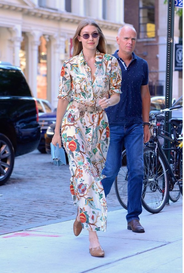 اعتمدت صيحة الفستان بطبعة الورود من Alberta Ferretti