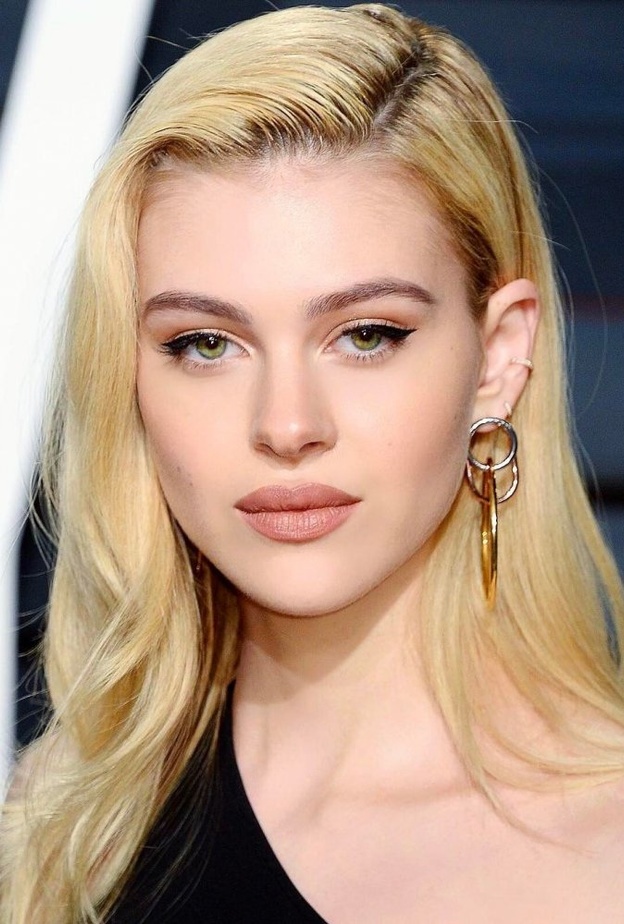 أبرز اطلالات نيكولا بيلتز الجمالية مع رسمات المكياج البارزة وخطوط الآيلاينر