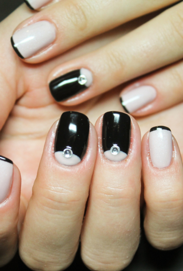 طريقة سهلة لوضع المناكير الفرنسي الاسود في المنزل