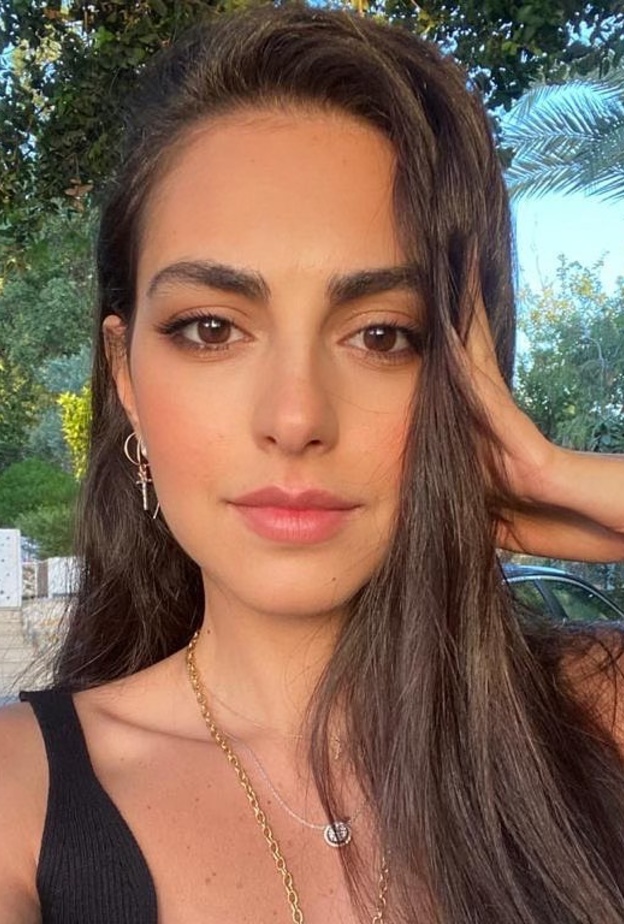 البلاشر يعطي بشرتها نضارة ونعومة