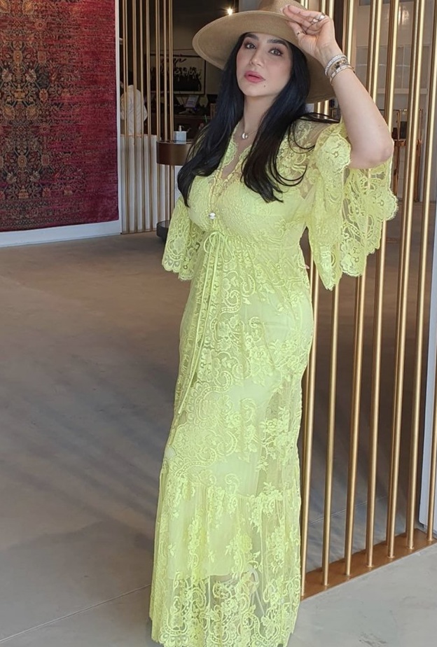 لجين عمران تزين صيفها في دبي بالألوان المرحة والعصرية