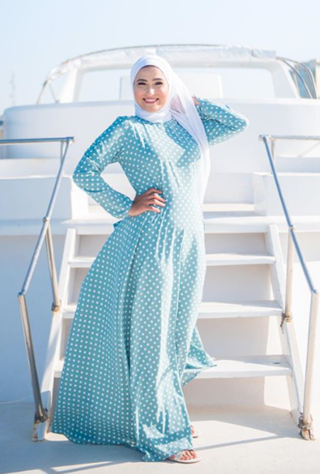 جاذبية وفاء بالفستان الأزرق مع نقشة البولكا بالأبيض باطلالة صيفية