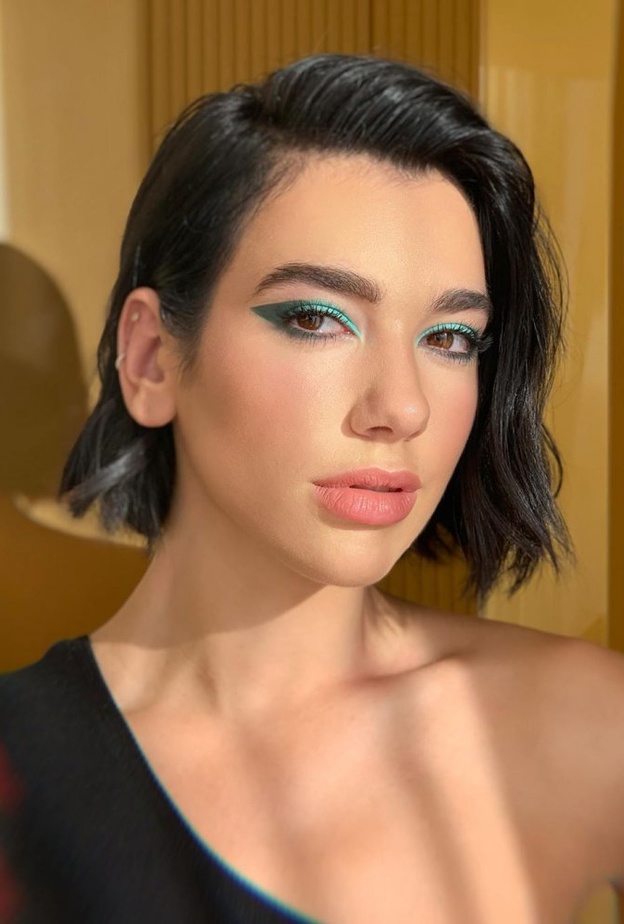 dua lipa بمكياج عيون أخضر أنيق وعصري