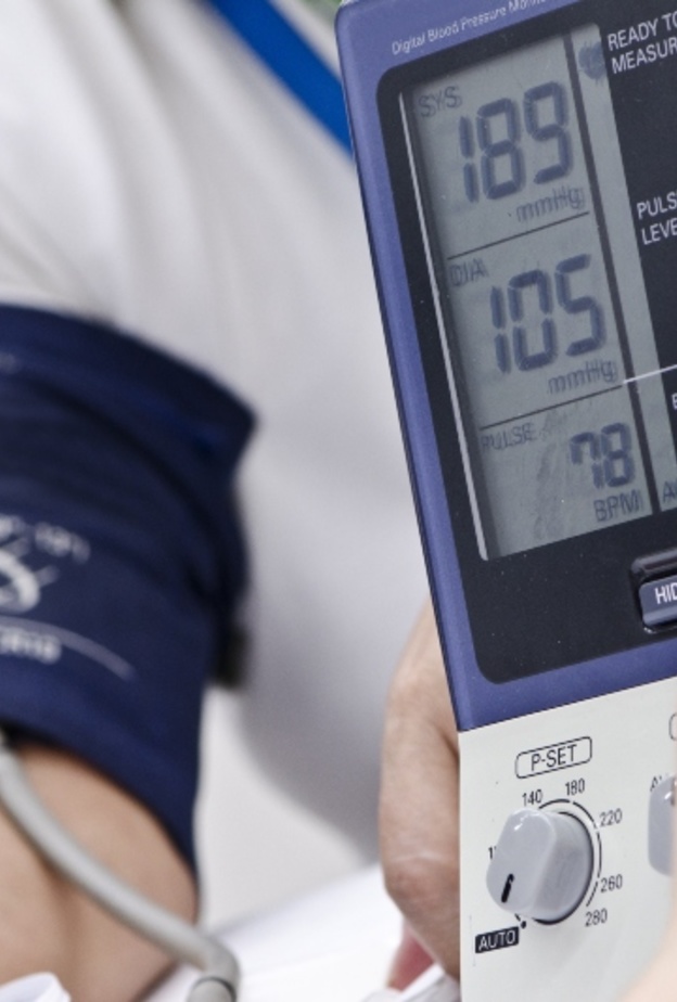 اسباب ارتفاع ضغط الدم المفاجئ ومتى يستدعي استشارة الطبيب.