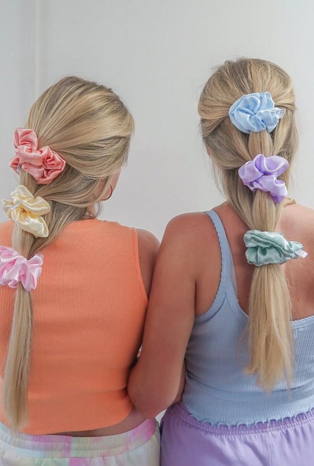 اكسسوارات scrunchie ملونة