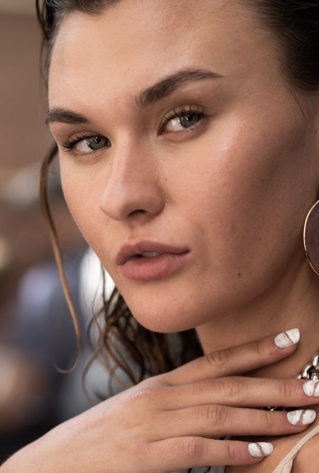  احدث الوان طلاء الاظافر للبشرة الحنطية 2020 بتدرجات بيضاء من Roland Mouret