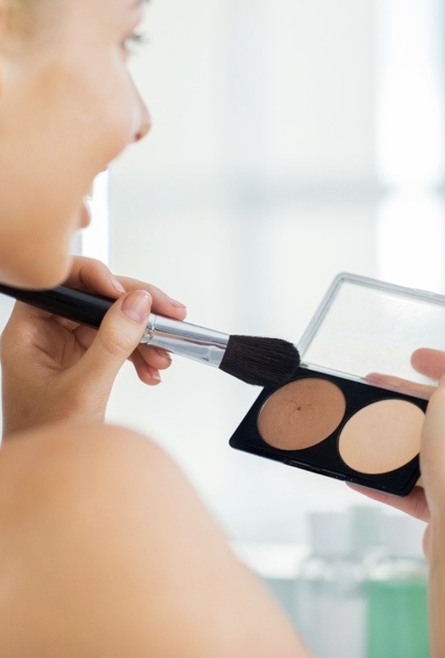  يعتمد خبراء التجميل على قطرات كريم الاساس الاغمق من لون البشرة