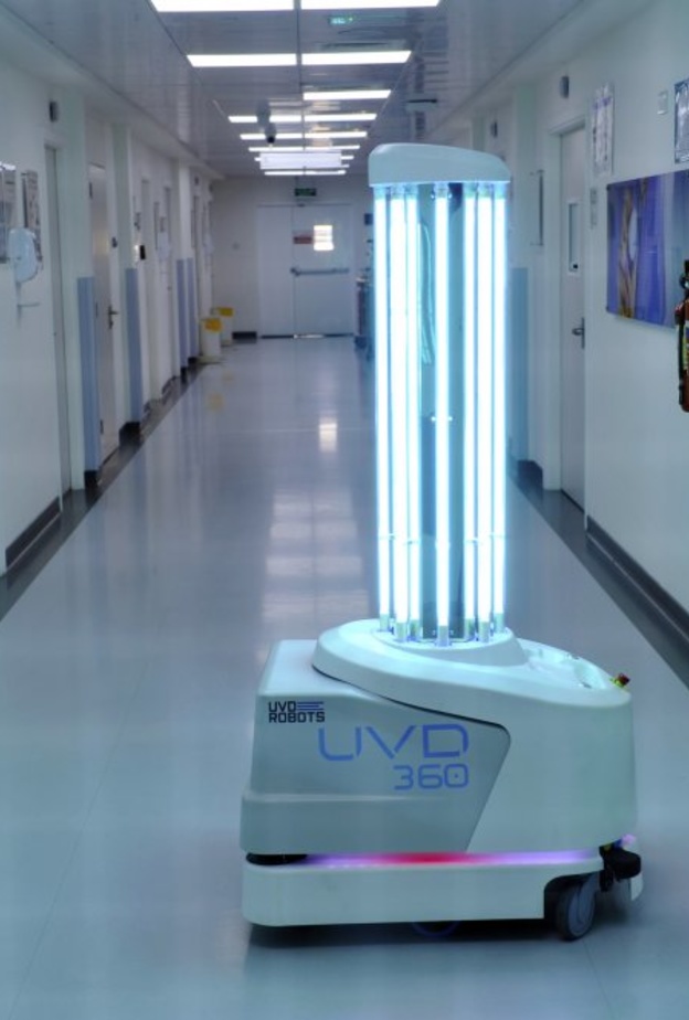 صحة دبي تستخدم الروبوتات الذكية لتعقيم منشآتها الصحية