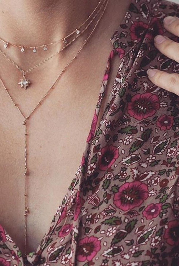 زيني اطلالتك بلمسة عصرية مع سلاسل Lariat