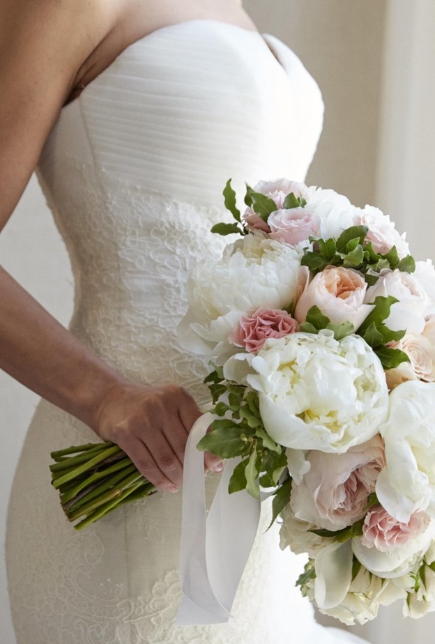 نسقي بوكيه الورد مع فستان زفافك