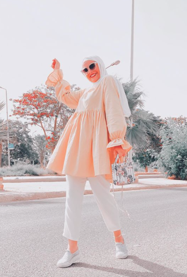  بساطة وأناقة كاجوال بالتوب المشمشي الطويل مع السروال الأبيض والحذاء المريح