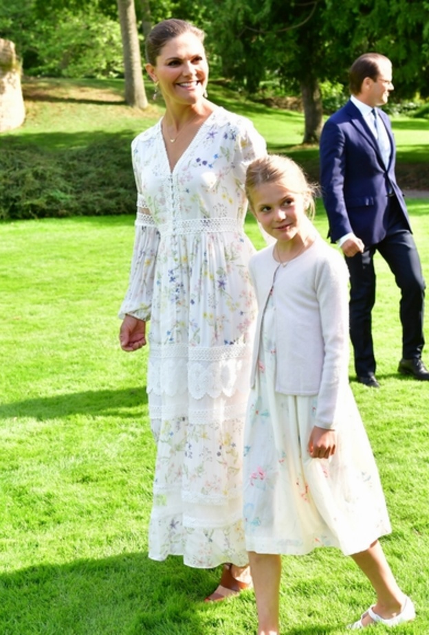  إختارت الأميرة فيكتوريا فستاناً باللون الأبيض بطبعة الورود الناعمة من ماركة By Malina