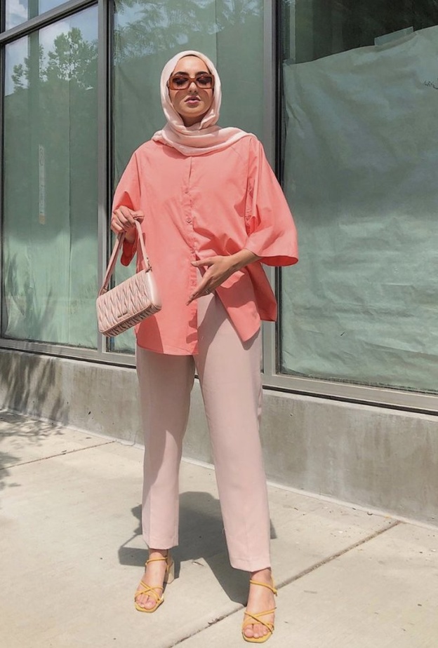 سمر البرشا في لوك صباحي ناعم بدرجات اللون الزهري