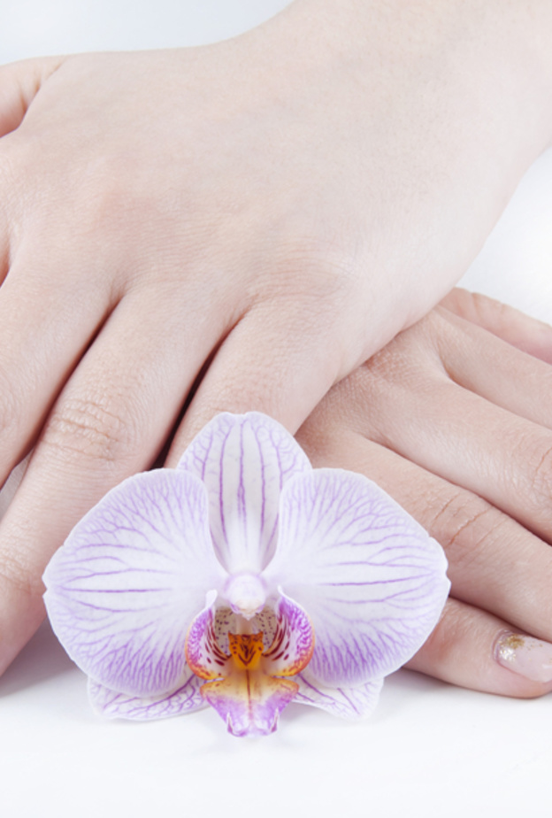 اعتمدي لون المناكير الباستيل بمختلف تدرجاته في الوقت عينه على أظافرك