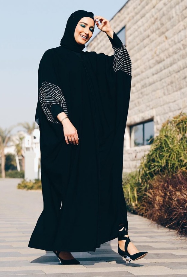 طرق تنسيق العبايات السوداء من وحي الفاشينيستا سندس القطان