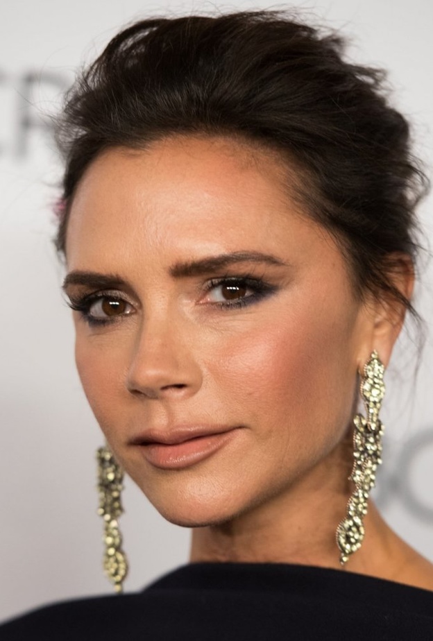 طريقة عمل مكياج عيون ساحر ومات على طريقة فيكتوريا بيكهام