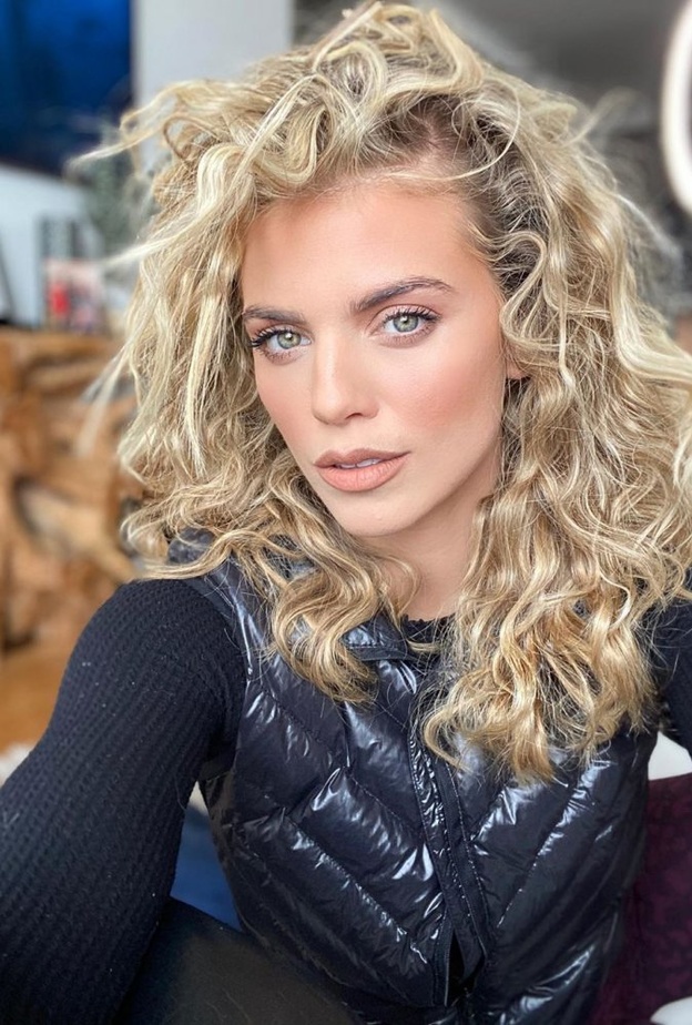 شعر النجمة آنالين ماكورد Annalynne Mccord الأشقر المجعد 