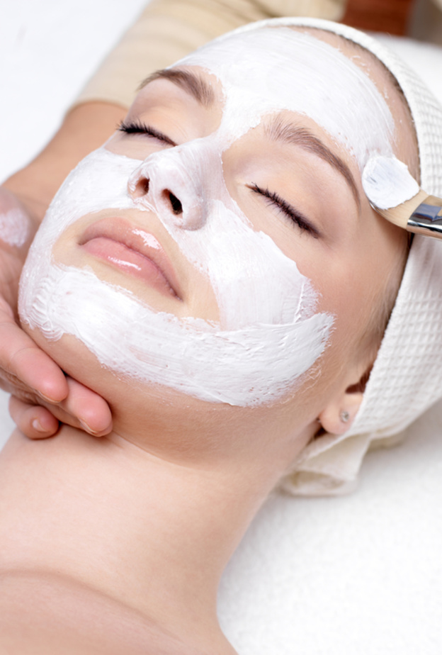 تقشير الوجه بالحليب يساعد على تفتيح البشرة وتبييضها