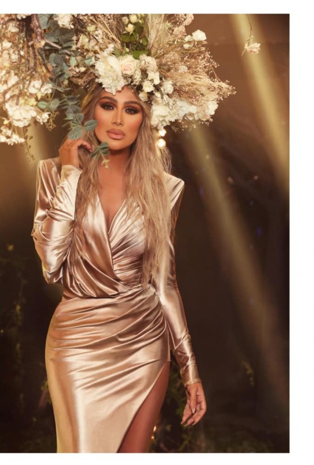 تألقت مايا بفستان ذهبيّ اللون مع اكسسوار ضخم من الورود