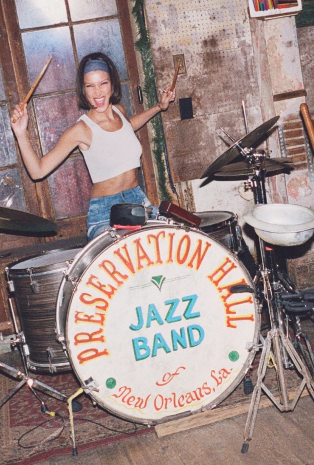 مايكل كورس يساعد بيلا حديد لقضاء 24 ساعة في نيو أورلينز