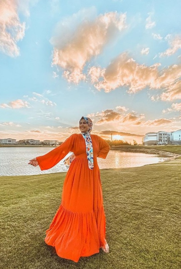  تألقت بالفستان الطويل الفضفاض البرتقالي اللون مع الأكمام الواسعة
