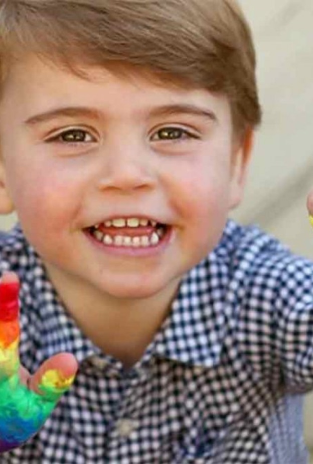 الأميرة شارلوت تخرج لسانها للجمهور والأمير لويس يمسك أنف جده.. لقطات عفوية لأبناء ويليام وكيت