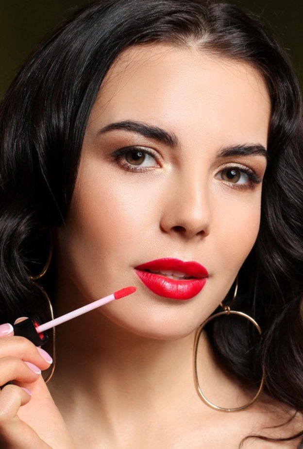  اساسيات المكياج التي يجب ان تكون في حقيبتك