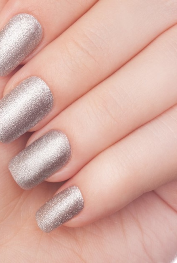 المناكير الميتاليك لجمال اظافرك