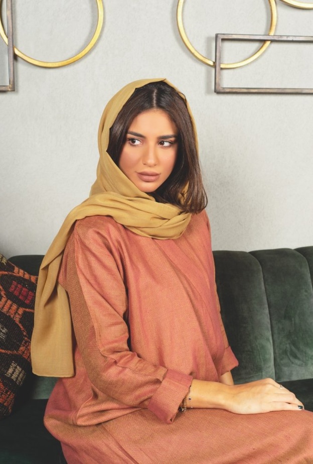 عبايات أنيقة ومفصلة لتناسبك من Deta Brand