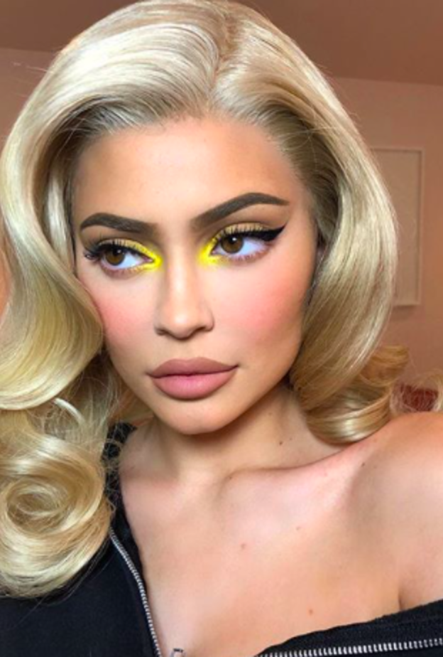درجات الأصفر في مكياج عيون كايلي جينر