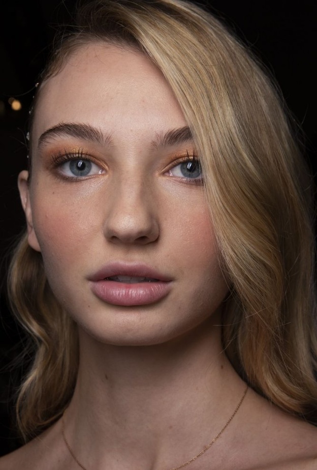 مكياج عيون برونزي فاتح مع احمر شفاه طبيعي لعيد الاضحى 2020 من Bibhu Mohapatra